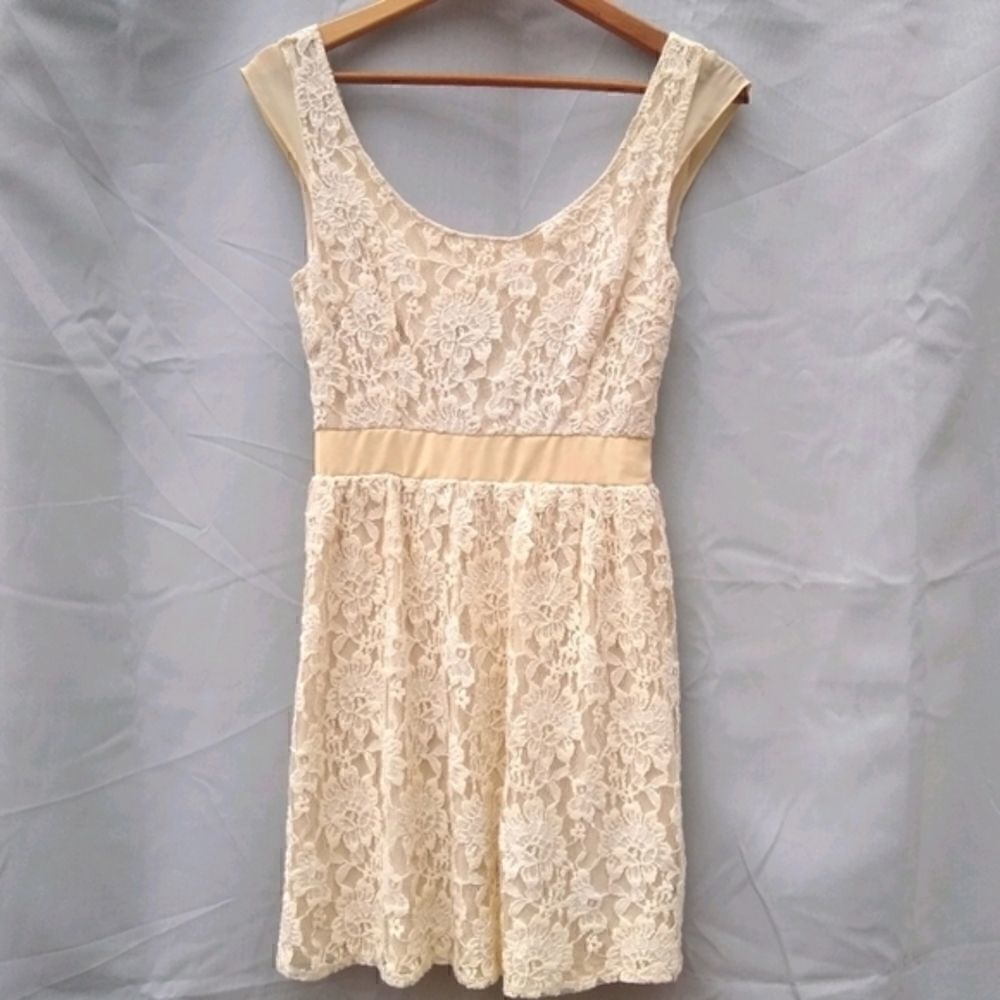 American Eagle cream colored lace dress sz 0 all season dress spring keyhole key